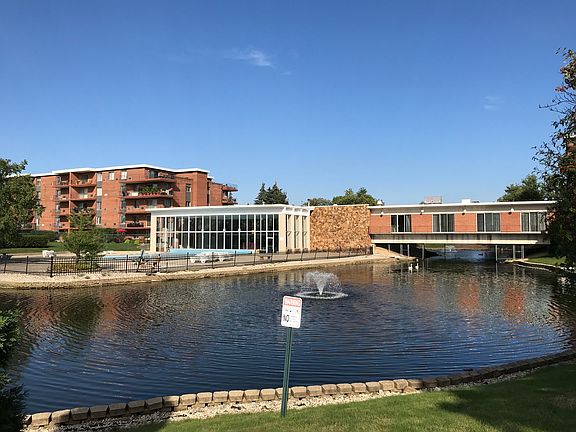 3rd image of 18 E Old Willow Rd APT 522N