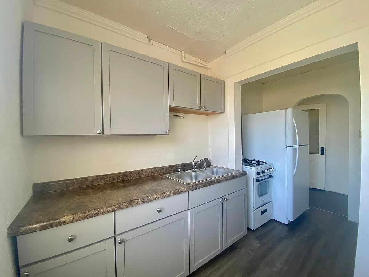 Building Photo - 109 S Vine St #203
