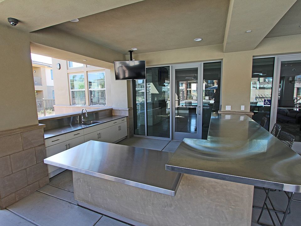 Park Square at Seven Oaks Loggia Bar