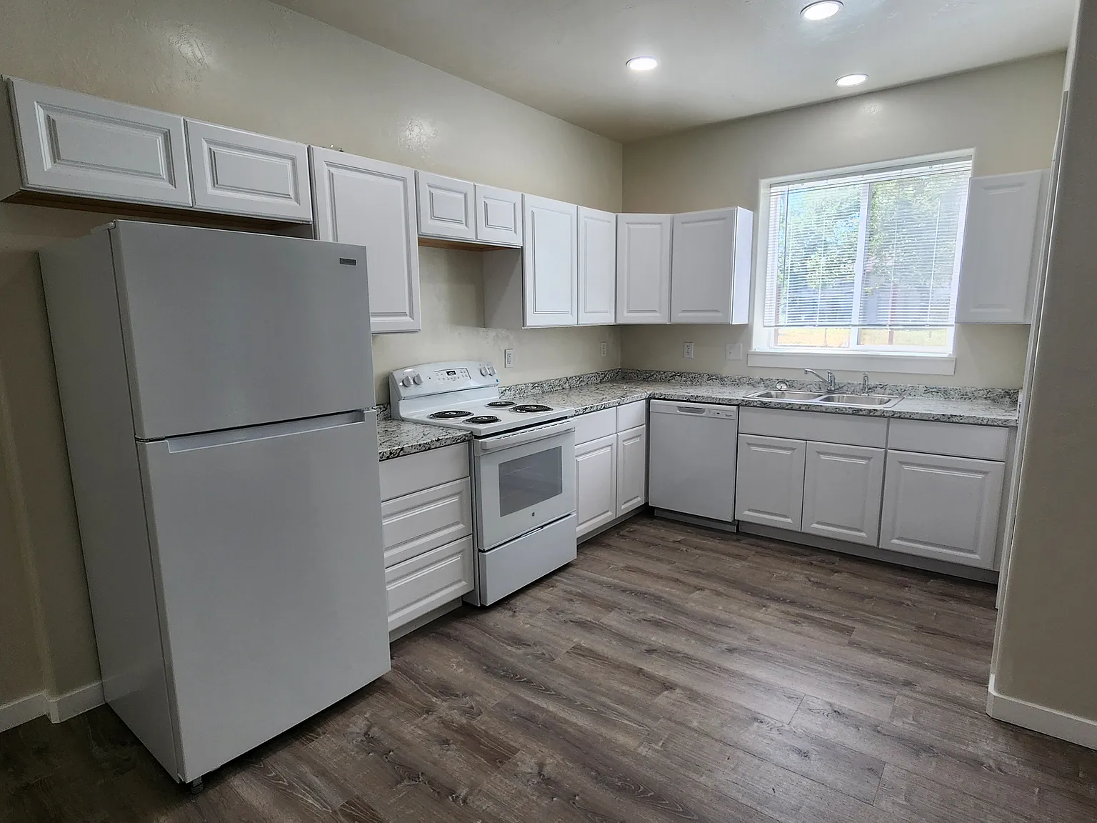 2 bed, 850 sqft, $1,600 — Photo 3