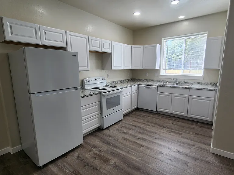 1800 Locust Rd — Photo 3