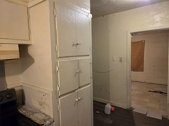5th image of 404 E Brown St