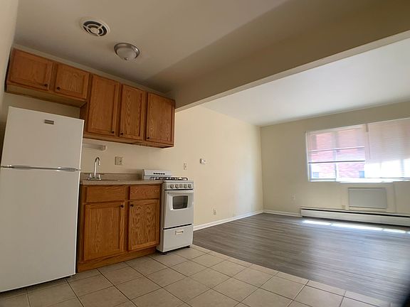 4th image of 1456 N Farwell Ave #36