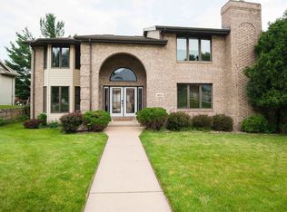 864 Carriage Hill Dr, Dubuque, IA 52003