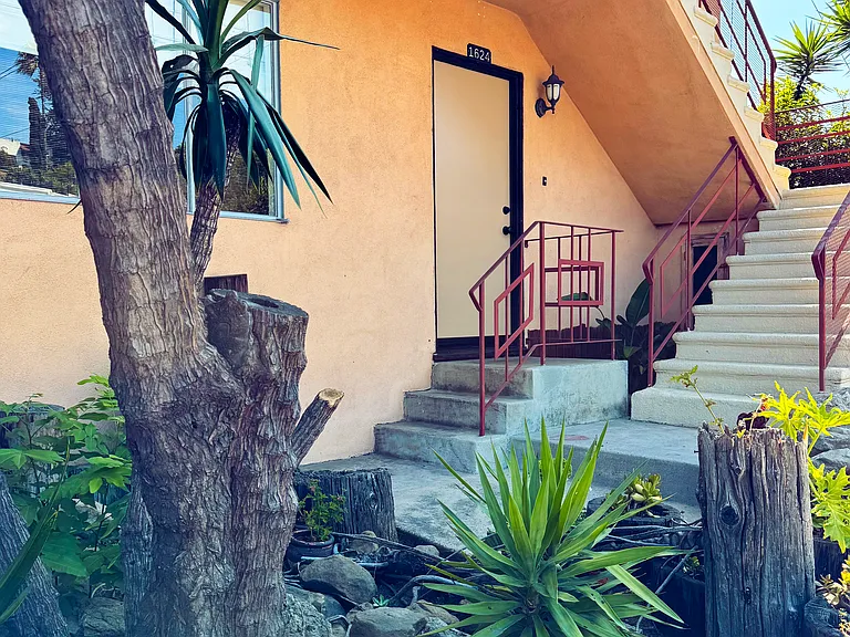 1624 Scott Ave — Photo 1