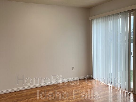 4th image of 3516 Greenfield Dr