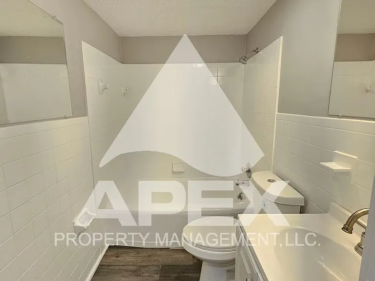 915 Forsythe St — Photo 12