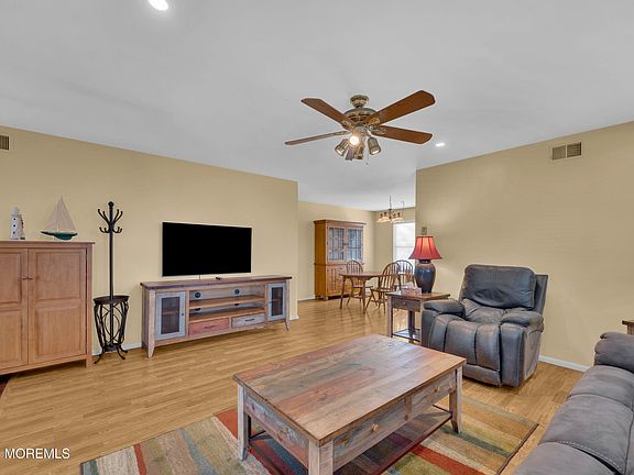 3rd image of 843A Winchester Court