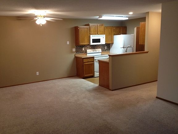 4th image of 3175 Village Trl APT 106