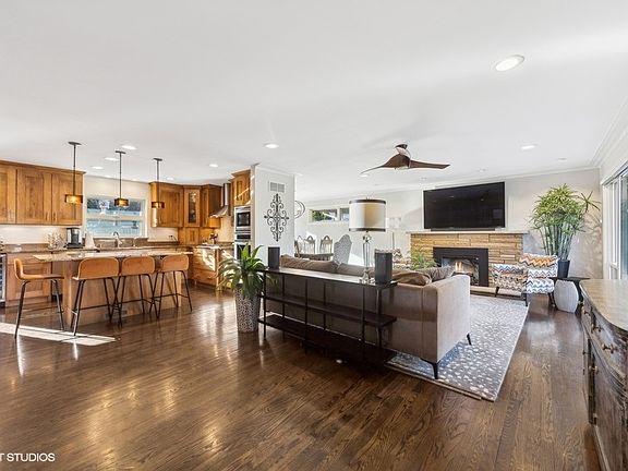 2nd image of 7 Larkspur Ln
