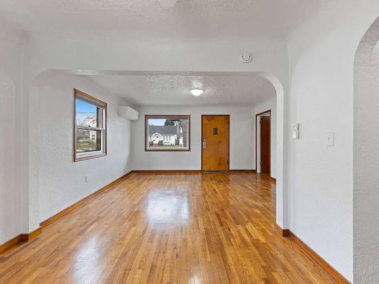 762 SW Levens St — Photo 4