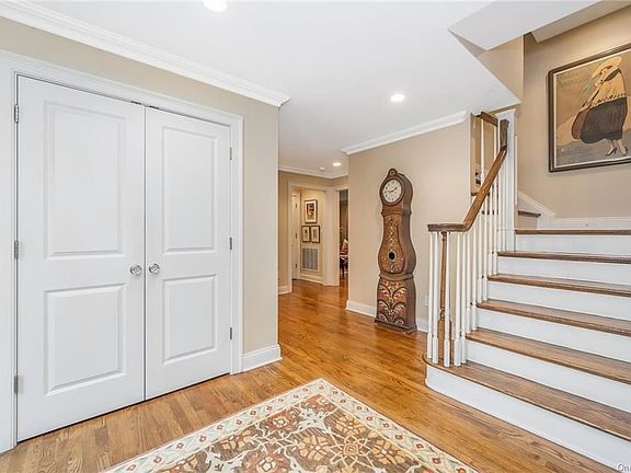 2nd image of 6 Thornwood Pl