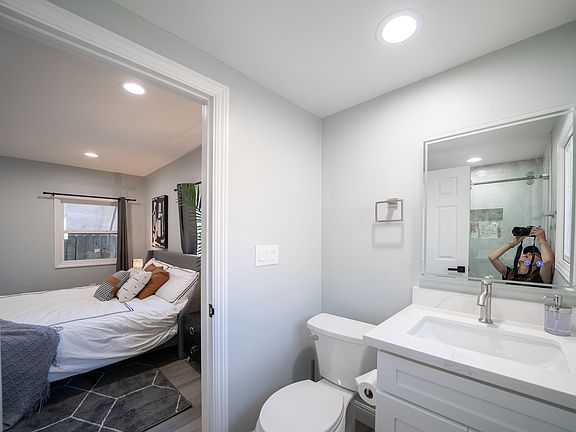Master bedroom #1 en-suite bath