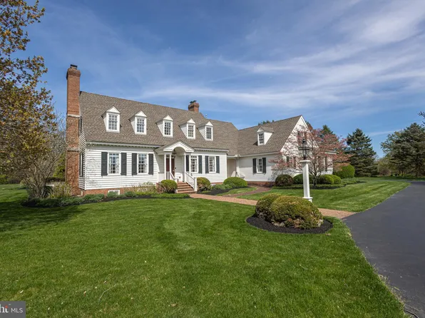 8 Ely Farm Ln, Newtown, PA 18940