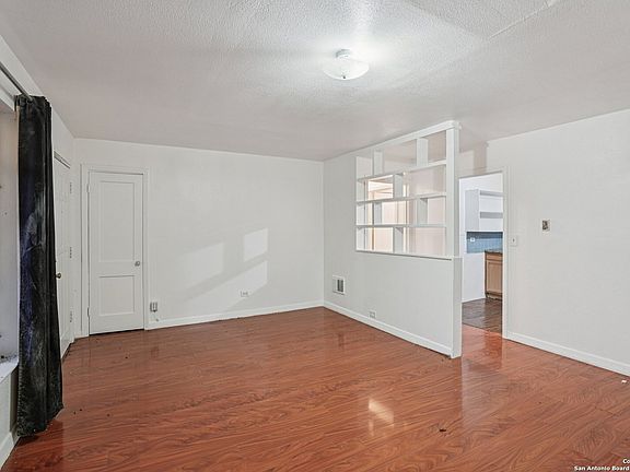 4th image of 122 Fordham