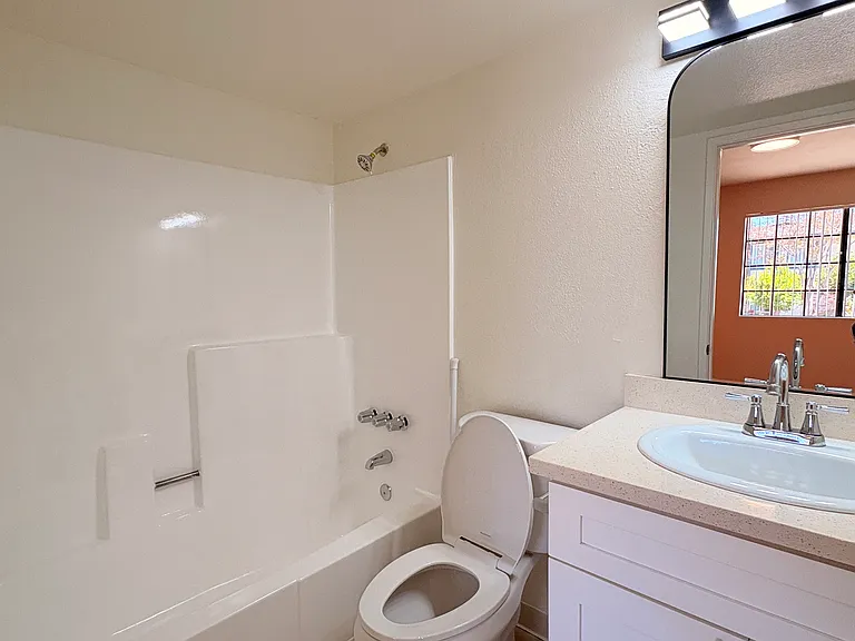 615 W Milford St — Photo 13