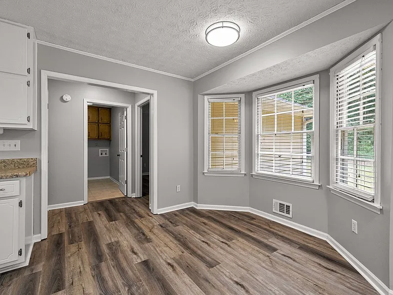 135 Firethorn Ln — Photo 11