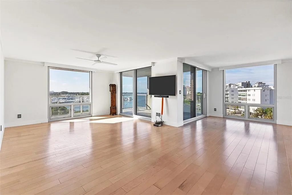 2 bed, 2.0 bath, 1577 sqft, $5,000 — Photo 3