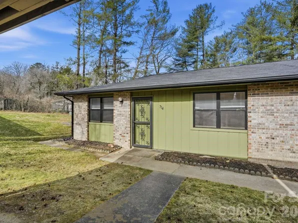 714 Farmington Cir, Hendersonville, NC 28739