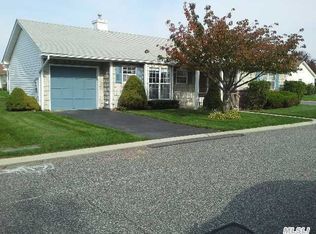 19 Pilar Ln, Oakdale, NY 11769