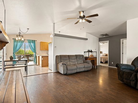 3rd image of 482 Forelle St