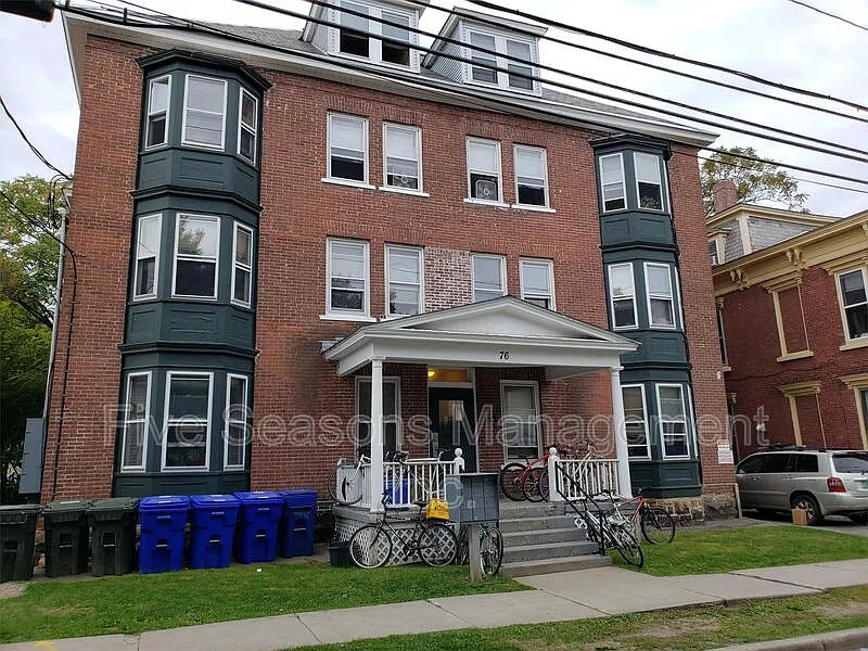 2 bed, 1.0 bath, 900 sqft, $1,800 — Photo 1