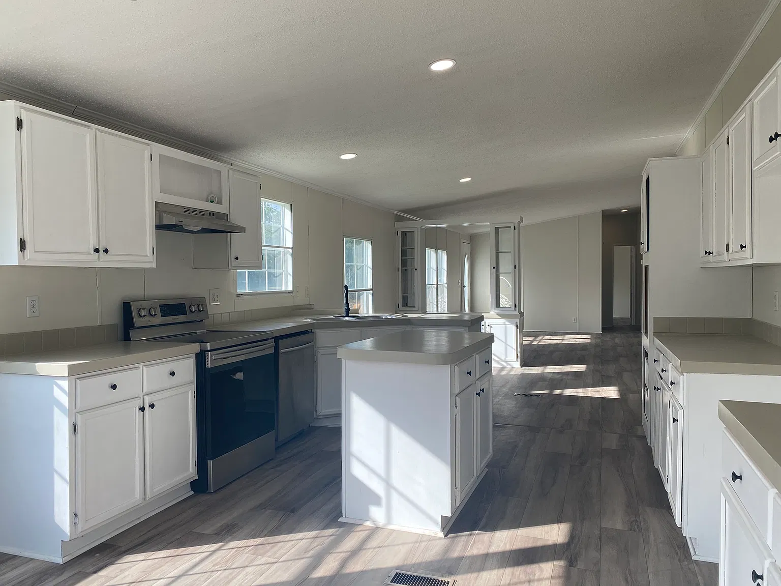 3 bed, 1960 sqft, $1,350 — Photo 4