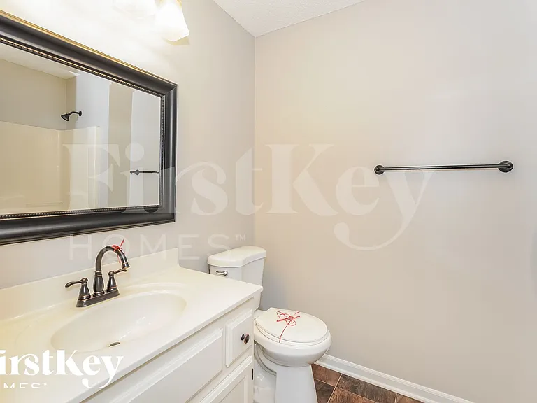 808 E 15th St — Photo 13