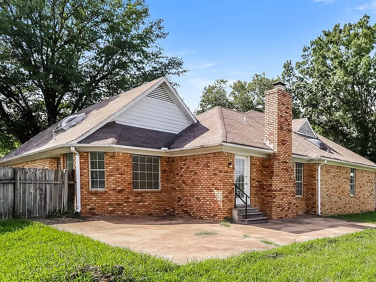 1104 Fox Trace Cv — Photo 15