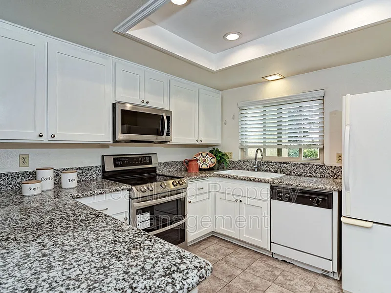 2 bed, 2.5 bath, 1320 sqft, $3,250 — Photo 2