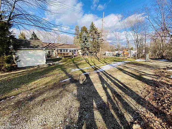 5th image of 149 Oak St