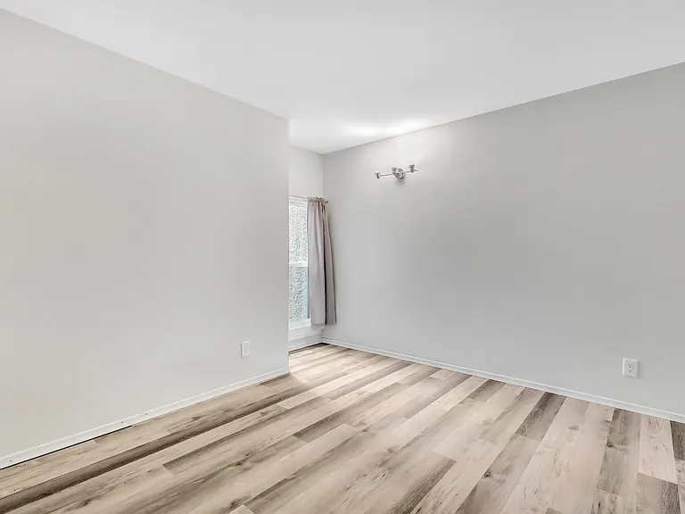 24 Taft Cres — Photo 13