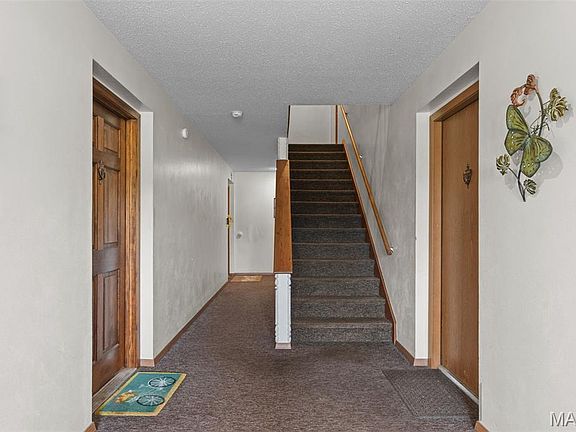 3rd image of 256 Carriage Ct