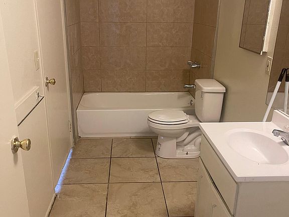 3rd image of 925 W Denni St #2