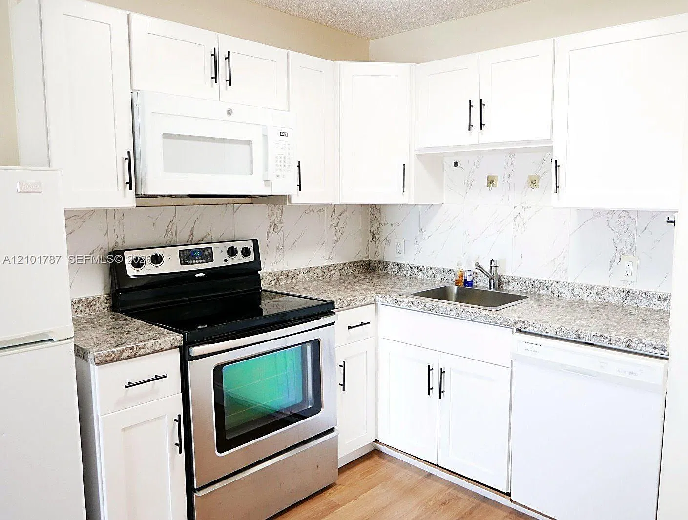 Three Seasons Condo Bldg — Photo 3
