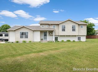 7401 White Ridge Dr, Greenville, MI 48838