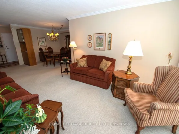 7811 Yonge St #709, Markham, ON L3T 4S3