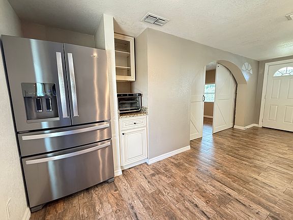 4th image of 11305 Oak Dr #R