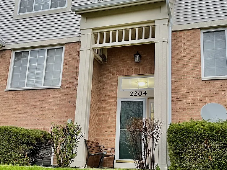 2204 W Concord Ln — Photo 2