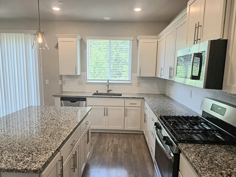 6311 N 88th Ave — Photo 11