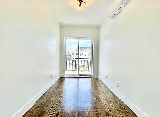 Living room, photo 2