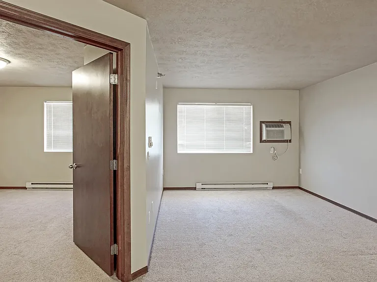 Auburn Manor Apartments — Photo 21