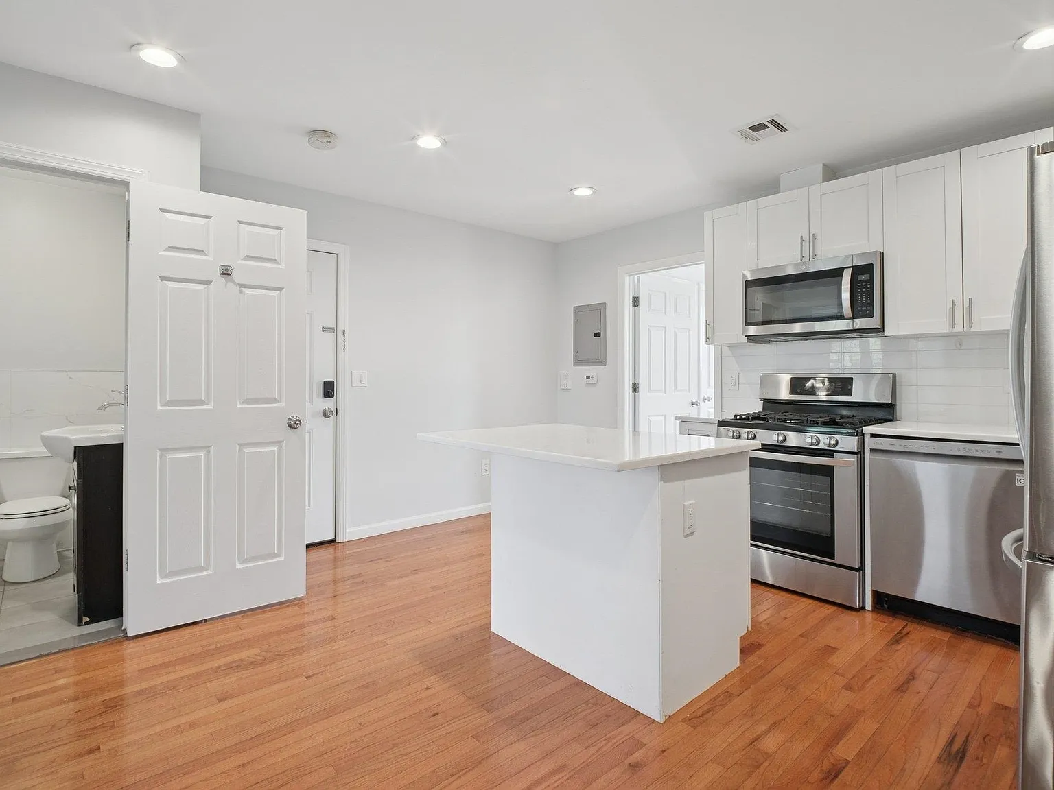3 bed, 2.0 bath, 700 sqft, $2,675 — Photo 4