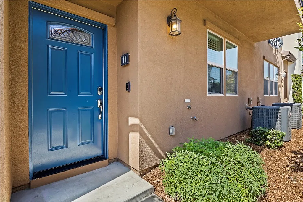 3 bed, 2.5 bath, 1650 sqft, $4,000 — Photo 2
