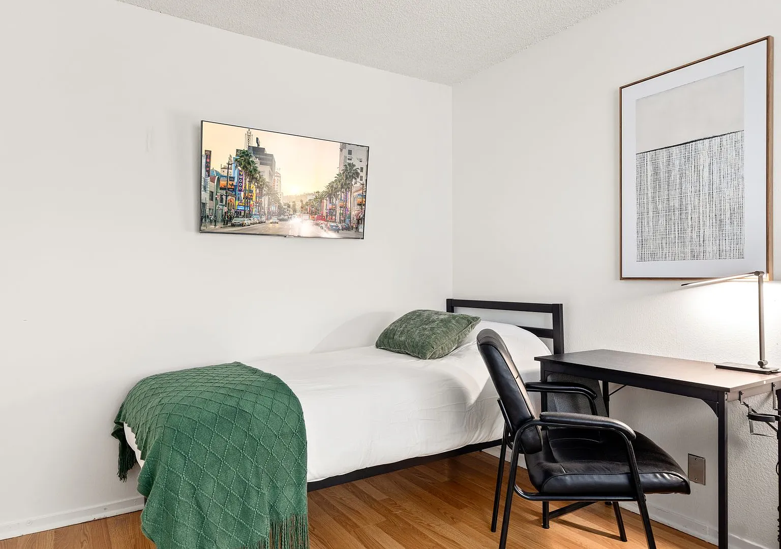A fully furnished 5 bedroom, 2 bathroom apartment with common areas at 1823 Pelham Ave. Unit 8 — Photo 4