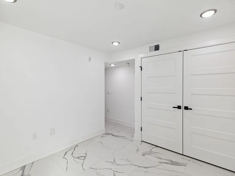 2550 Hope St — Photo 19