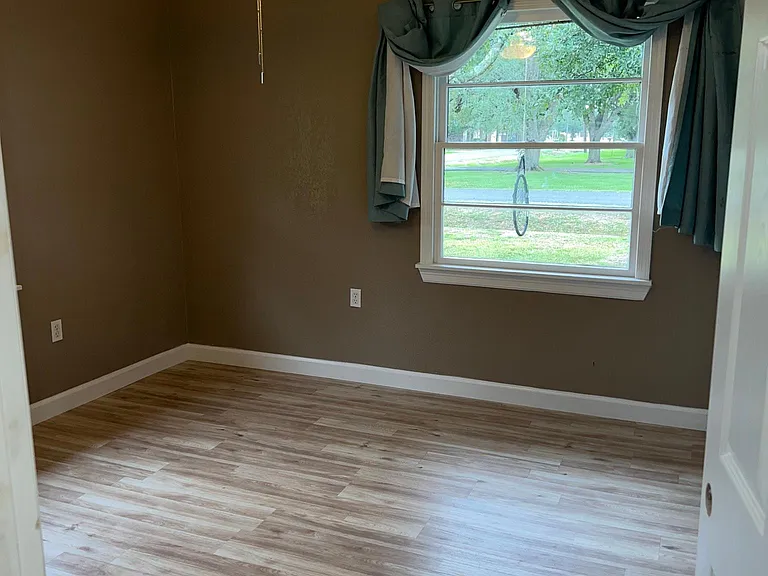 400 Meadow Dr — Photo 9