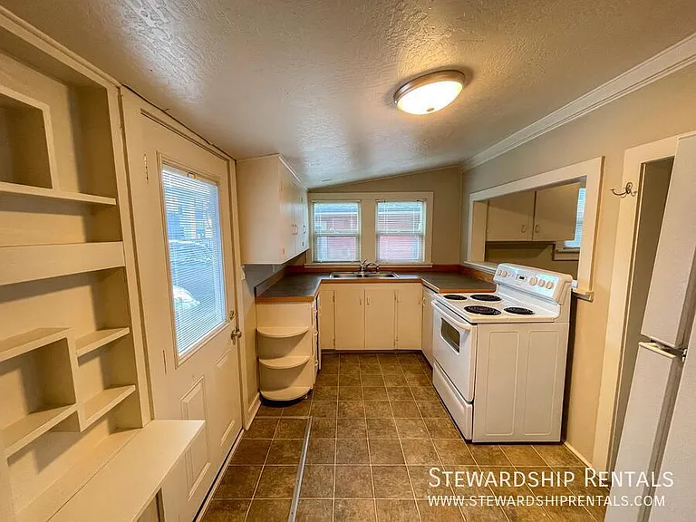 942 E 18th Ave #15 — Photo 4