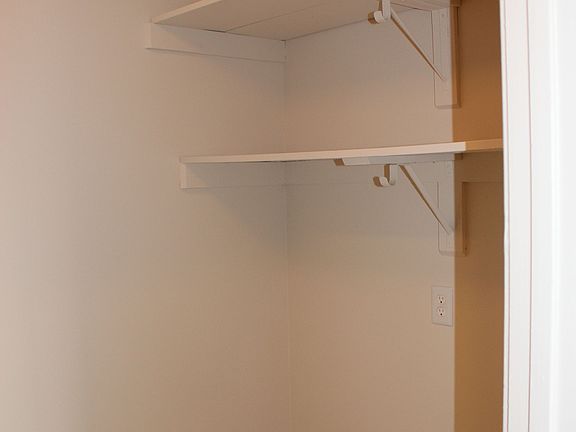 5th image of 642 Nelson Cir