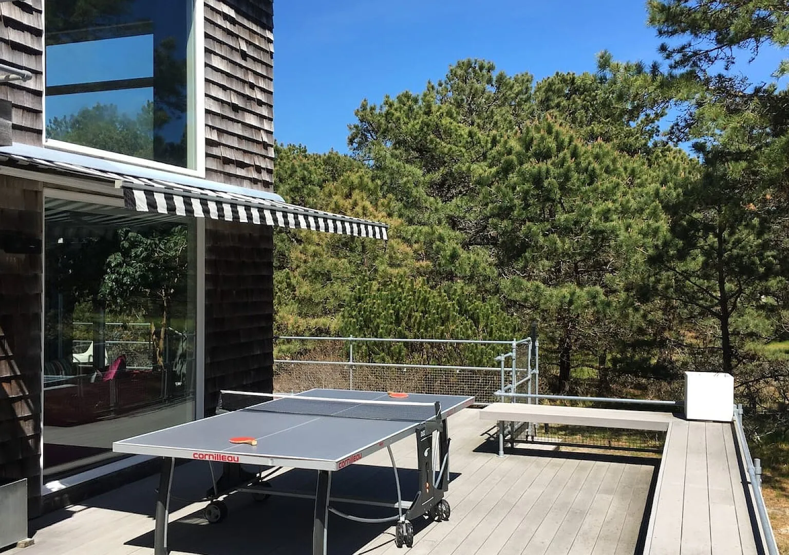 Modern shingle-style home, large pool — Photo 2